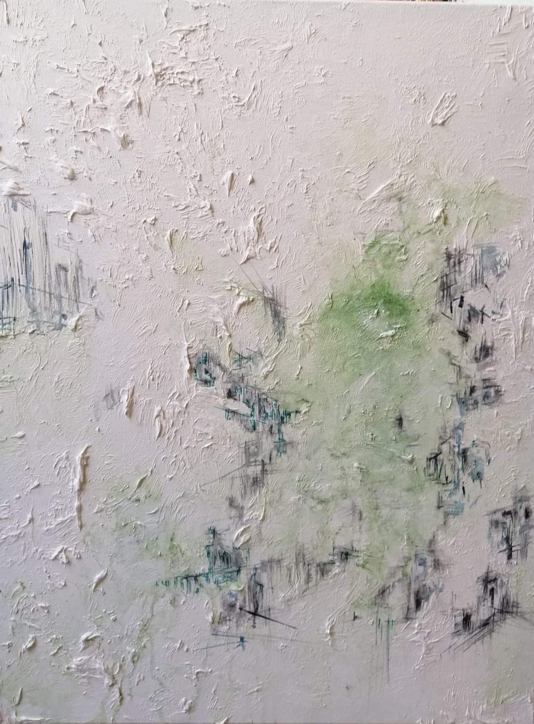 Opera astratta su fondo chiaro con texture materica e segni verdi e neri